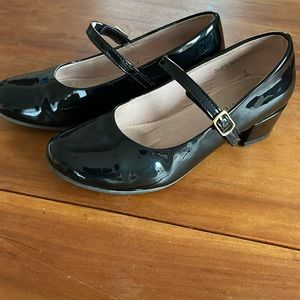 Girls size 2 shiny black kitten heel dress shoes